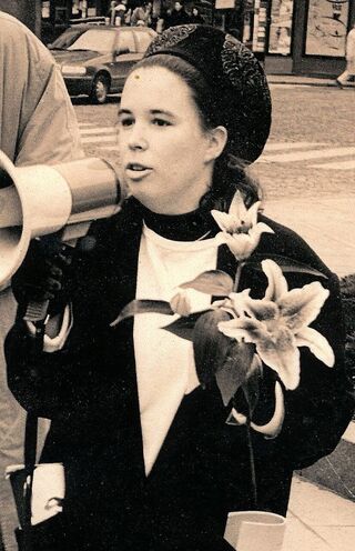 Gwendolyn Albert během demonstrace proti invazi do Iráku v roce 2003